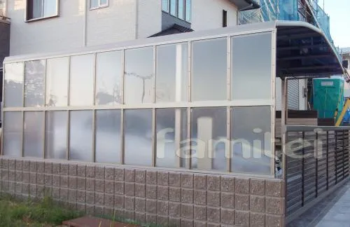 和泉市の新築外構　ガラスブロック門柱　TOEXスライド門扉　カーポート　ベランダ屋根　タイルデッキ