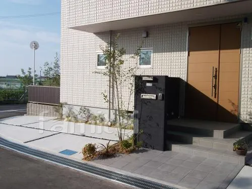 泉佐野市のモダン・オープン外構　タイルデッキ　機能門柱　カーポート　目隠しフェンス　