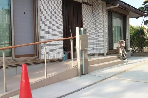 堺市のオープン外構　スロープとUD手すり