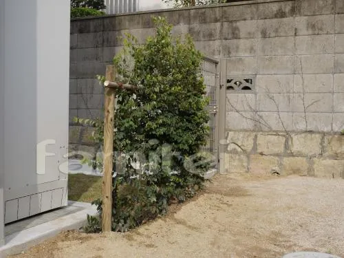 宝塚市のセミクローズ外構　境界フェンス　乱形石貼　生垣　アンティーク門扉