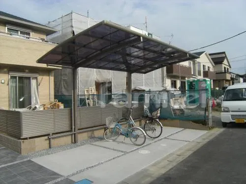 富田林市のシンプル外構　サイクルポート　テラス屋根　ウッドデッキ