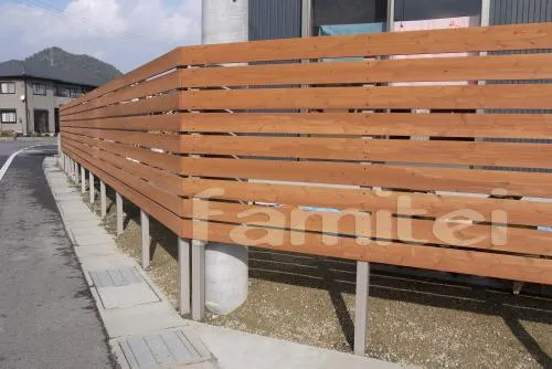 湖南市　新築オープン外構　機能門柱　目隠し木製フェンス　車庫土間