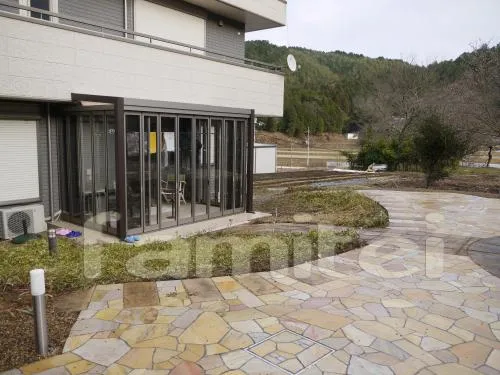 亀岡市　庭リフォ−ム　ガーデンルームジーマ積雪対応　自然石乱形貼り 