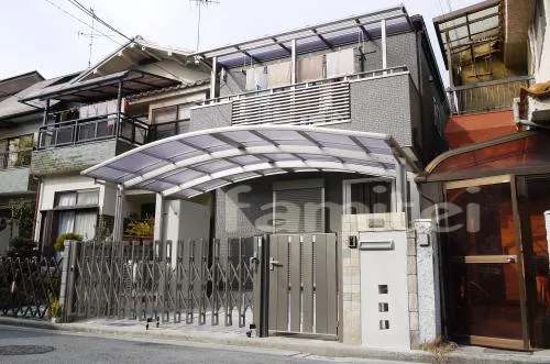 堺市　クローズ外構　カーポート２台用　伸縮門扉　モザイクタイル門柱