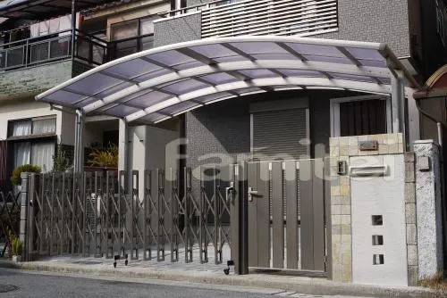 堺市　クローズ外構　カーポート２台用　伸縮門扉　モザイクタイル門柱