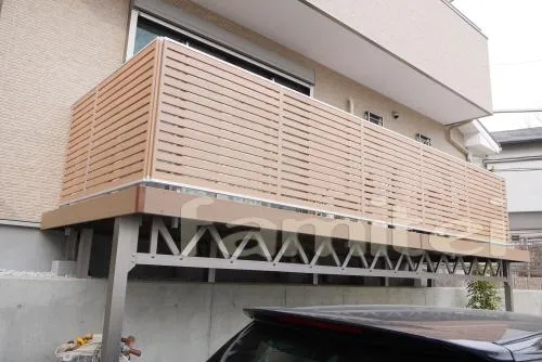豊中市　高台外構　ウッドデッキバルコニー　木製風フェンス　タイルアプローチ