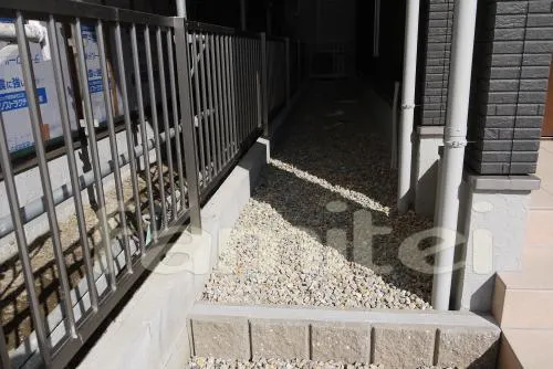 近江八幡市　オープン外構　境界フェンス　砂利　機能門柱　犬走り