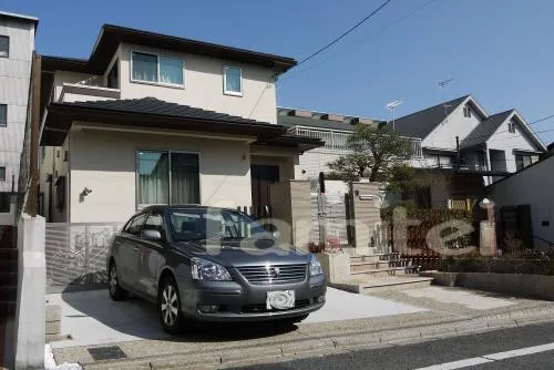 京都市　和風外構　セミクローズ　板石アプローチ　花壇　門扉　スロープアプローチ