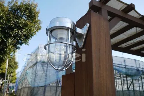 大阪狭山市　オープン　パーゴラ風サイクルポート　タイルデッキ　角柱機能門柱