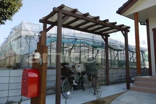 大阪狭山市　オープン　パーゴラ風サイクルポート　タイルデッキ　角柱機能門柱