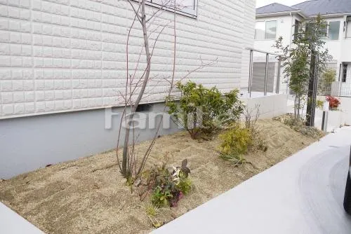 富田林市　オープン外構　塗り壁門柱　タイルアプローチ　シンボルツリー