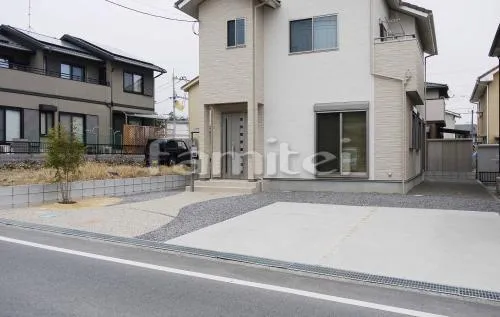 甲賀市　オープン外構　アプローチ土間コンクリート：刷毛引き　シンボルツリー