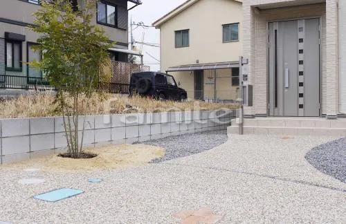 甲賀市　オープン外構　アプローチ土間コンクリート：刷毛引き　シンボルツリー