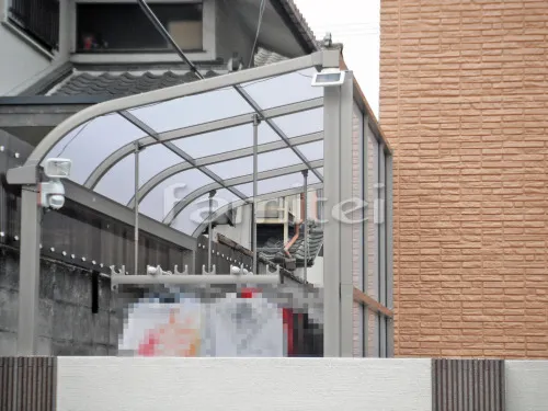 堺市　クローズ外構　ガラスブロック　アプローチタイル貼り　テラス屋根　タイルデッキ