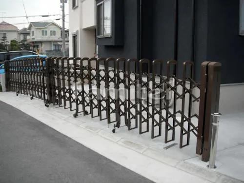 神戸市　リフォーム　角地　カーポート1台　伸縮門扉　木製調目隠しフェンス
