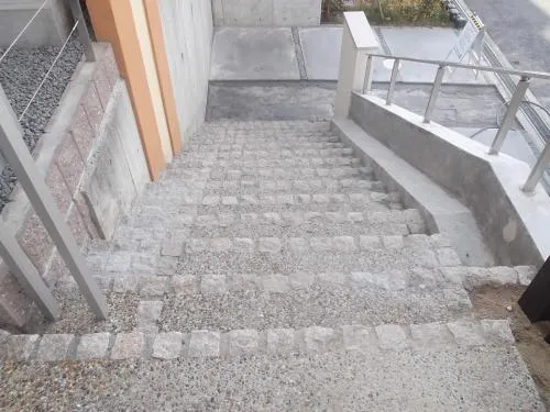 豊中市　階段リフォーム　車庫コンクリート仕上　アプローチタイル貼　木製調アルミ角材