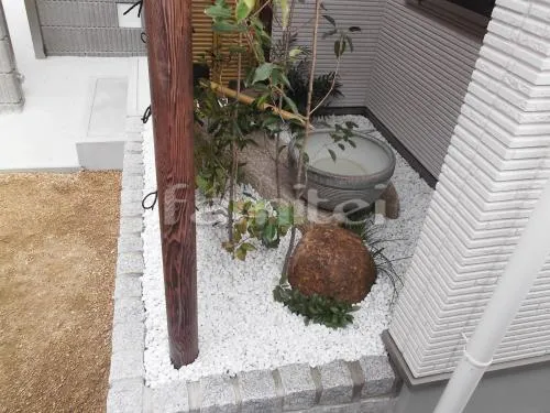 豊中市　電動シャッター　カーポート　アーキフィット縦２台　目隠しフェンス　塩ビ竹柵　和風坪庭