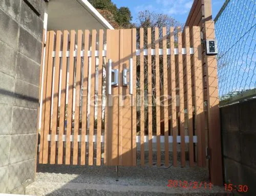堺市　庭リフォーム　木製目隠しフェンス ウリン材　木製調アルミラミネート門扉