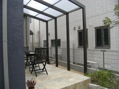 京都市　ガーデンテラス屋根　LIXIL（リクシル）ココマ　花壇ピンコロ縁ライン