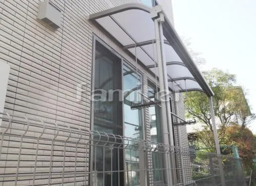 豊中市　シンプル外構　カーポート プライスポート１台　アプローチタイル貼　ガラスブロック門柱