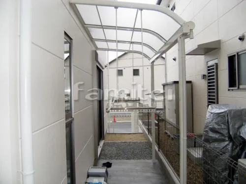亀岡市　南欧風アプローチ外構　カーポート プライスポート１台レギュラーテラス屋根１階 洗濯物竿掛け