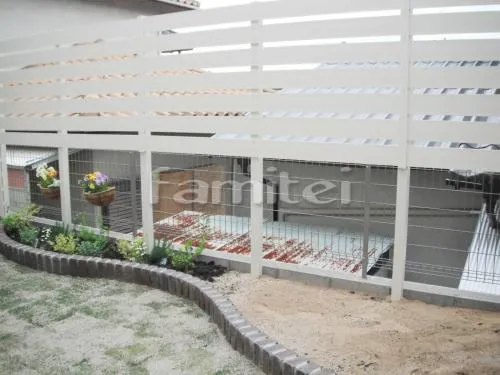 川西市　庭リフォーム　ガーデンテラス屋根 LIXIL ココマ　木製調樹脂目隠しフェンス アーバン