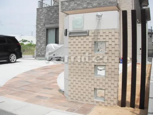 貝塚市　洋風外構　アプローチタイル貼　ガラスブロックタイル門柱 木製調アルミ角材プランパーツ
