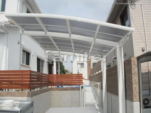 橋本市　南欧風外構　カーポート プライスポート１台　レギュラーテラス屋根 １階 目隠しパネル