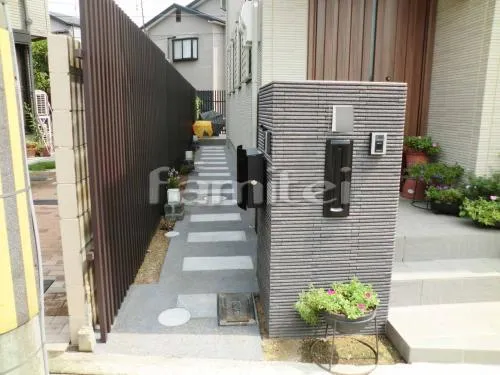 京都市 タイル門柱 細割ボーダー INAX貼壁くん ピンコロ花壇 オリジナル木調アルミフェンス