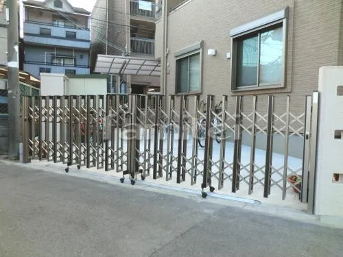 大阪市 新築クローズ外構　ホワイトブロック門柱　目隠しフェンス 伸縮ゲート