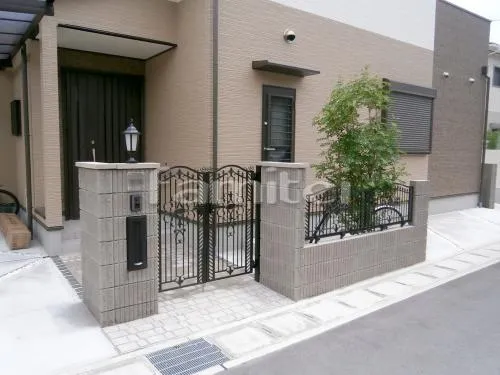 京都市 新築セミクローズ外構 鋳物フェンス フェスタＢ型フェンス LIXIL 植栽シマトネリコ