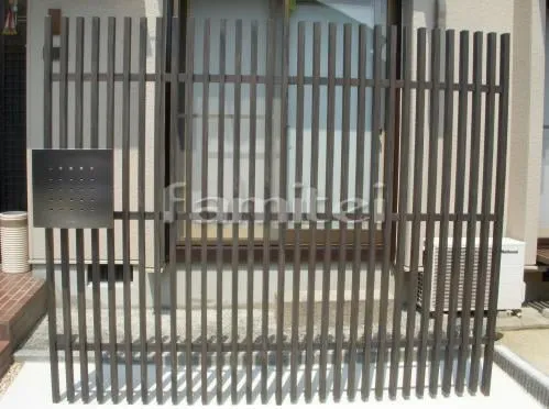 東近江市 新築オープン外構 アプローチ 床乱形石貼り 目隠しウォール 千本格子リバーシブルユニット タカショー