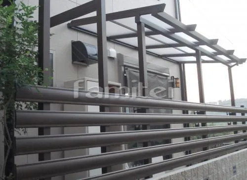 神戸市 庭デッキ フル木製調テラス屋根(パーゴラ風) 三協アルミ ナチュレ 1階用 タイルデッキ