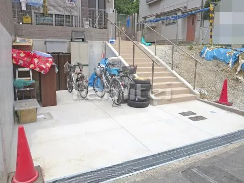 吹田市 外構工事 玄関まわり アプローチ 手すり 門柱 門扉 ガレージまわり 駐車場屋根 土間コンクリート 落下防止フェンス塀 洗濯干し屋根 犬走り 防犯砂利敷き バラス砕石