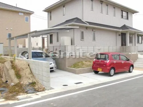 木津川市 外構工事 玄関まわり 門柱 照明 ポスト アプローチ 階段 手すり ガレージまわり 駐車場屋根 土間コンクリート 目隠しフェンス塀 境界フェンス塀 芝生張り 姫高麗芝 花壇 洗濯干し屋根 タイルデッキ 犬走り 防犯砂利敷き バラス砕石