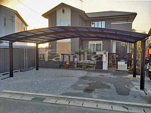 愛知郡愛荘町カーポート YKKAP レイナポートグラン 横3台用(ワイド トリプル) R型アール屋根