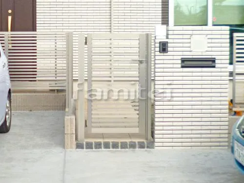 和歌山市 新築シンプル セミクローズ外構 玄関門扉 アプローチ 目隠しフェンス塀 土間コンクリート