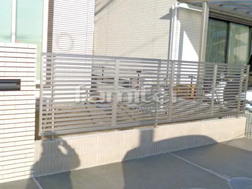 和歌山市 新築シンプル セミクローズ外構 玄関門扉 アプローチ 目隠しフェンス塀 土間コンクリート