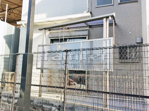 和泉市 エクステリア工事 雨除け屋根 フラットテラス屋根 1階用 F型 物干し 目隠しパネル(前面)1段 特殊加工 斜めカット