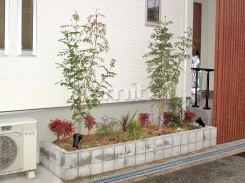 豊中市 新築シンプル オープン外構 門柱 目隠し 花壇 植栽 土間コンクリート 人工芝