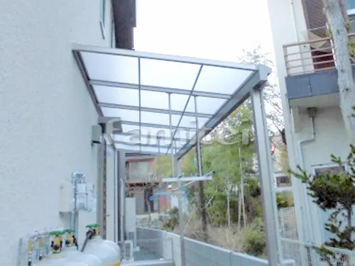 和歌山市 新築シンプル オープン外構 門柱 アプローチ 土間コンクリート テラス屋根 芝生 ステップ