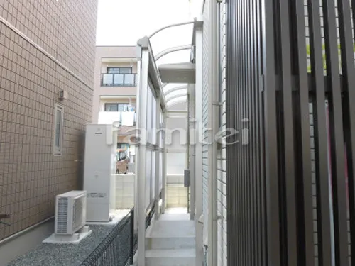 和歌山市 エクステリア工事 雨除け屋根 YKKAP ヴェクターテラス屋根(ベクター) 1階用 R型アール屋根 目隠しパネル(前面 正面)