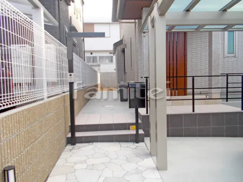 堺市南区 新築シンプル オープン外構 玄関まわり 門柱 ポスト アプローチ 手すり カーポート 土間コンクリート