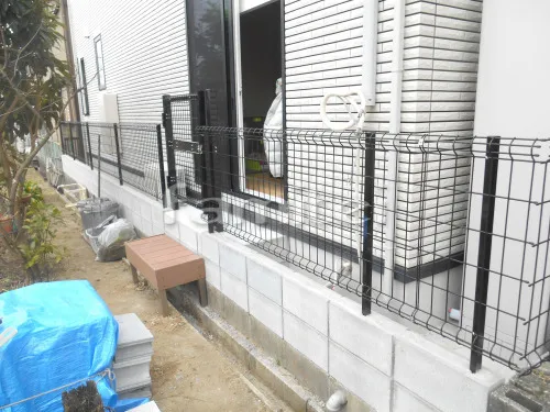 京田辺市 新築ベーシック オープン外構 門柱 土間コンクリート 境界フェンス塀 物置 物干し