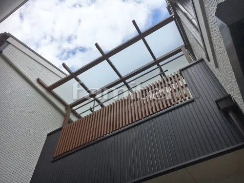 八尾市 エクステリア工事 木製調ベランダ屋根 YKKAP サザンテラス パーゴラタイプ 2階用 F型フラット屋根 物干し