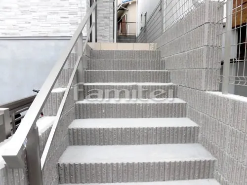 池田市 新築ベーシック 高台セミクローズ外構 玄関まわり 門柱 門扉 階段 手すり