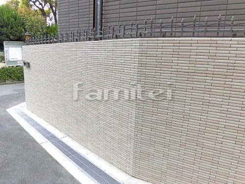 豊中市 新築ハイクラス クローズ外構 デザイン目隠し塀 壁タイル貼り LIXILリクシル セラヴィオ(セラビオ)W CWL-2 フェンス ミニフェンスA型 お庭 土間コンクリート