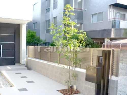 東大阪市 新築シンプル オープン外構 玄関まわり 門柱 アプローチ 植栽 カーポート 目隠しフェンス