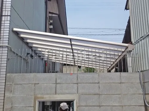 京都市南区 エクステリア工事 カーポート YKKAP レイナポートグラン 1台用(単棟) R型アール屋根 雨除け屋根 YKKAP ヴェクターテラス屋根(ベクター) 1階用 F型フラット屋根