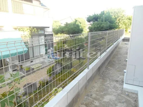 奈良市 新築シンプル クローズ外構 玄関まわり 門袖 門扉 アプローチ 伸縮門扉 土間コンクリート フェンス